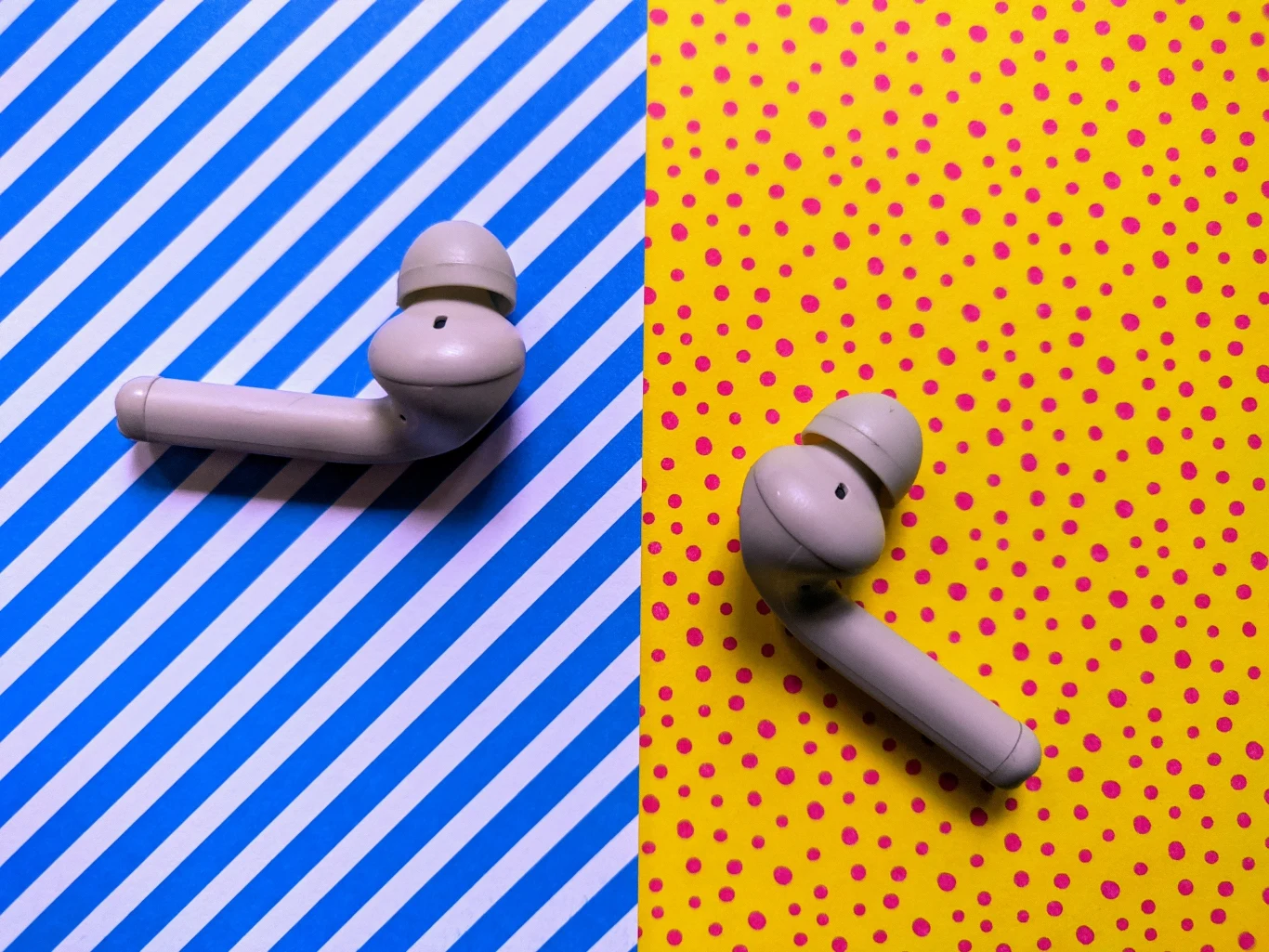 Ostatnia kwestia to jakość rozmów telefonicznych. Nie ma się do czego przyczepić... o ile prowadzimy je w domu lub w cichym miejscu. Próba prowadzenia z kimś rozmowy podczas jazdy na rowerze (sprawdzone empiryczne) spowoduje tylko frustrację u was i waszego rozmówcy. Po części wiąże się to również z tym, że Twins Tip nie mają żadnego systemu redukcji szumów z zewnątrz. Tyczy się to również słuchania muzyki w głośniejszych miejscach - kilka razy na ruchliwym skrzyżowaniu zdarzyło mi się, że bez zmiany poziomu głośności, nie byłem w stanie usłyszeć produkowanych przez Twins Tip dźwięków. Ostatnia kwestia to jakość rozmów telefonicznych. Nie ma się do czego przyczepić... o ile prowadzimy je w domu lub w cichym miejscu. Próba prowadzenia z kimś rozmowy podczas jazdy na rowerze (sprawdzone empiryczne) spowoduje tylko frustrację u was i waszego rozmówcy. Po części wiąże się to również z tym, że Twins Tip nie mają żadnego systemu redukcji szumów z zewnątrz. Tyczy się to również słuchania muzyki w głośniejszych miejscach - kilka razy na ruchliwym skrzyżowaniu zdarzyło mi się, że bez zmiany poziomu głośności, nie byłem w stanie usłyszeć produkowanych przez Twins Tip dźwięków.