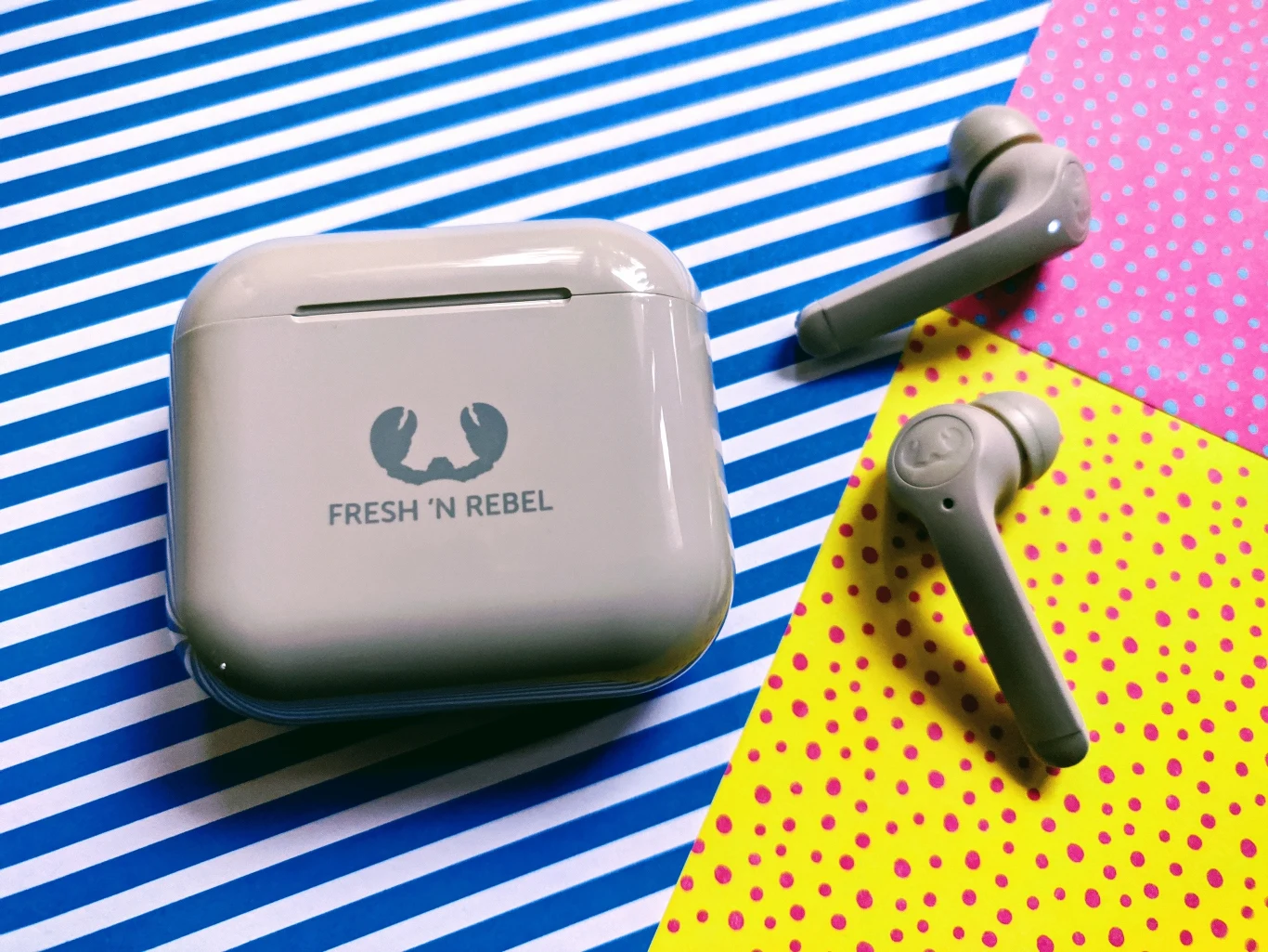 Mimo paru narzekań słuchawki od Fresh 'n Rebel są warte nie tylko swojej ceny, ale i naszego "znaczka jakości". Powtórzmy: w tej cenie naprawdę trudno o lepszą propozycję. Za wyborem Twins Tip powinien stać również fakt, że to naprawdę stylowy gadżet, którego nie trzeba wstydzić się na uchu. Więcej! Noszenie go jest prawdziwą przyjemnością! Polecamy i z niecierpliwością wyczekujemy ich drugiej generacji. Jest dobrze, ale czujemy, że już trwają pracę nad tym, aby było jeszcze lepiej! Mimo paru narzekań słuchawki od Fresh 'n Rebel są warte nie tylko swojej ceny, ale i naszego "znaczka jakości". Powtórzmy: w tej cenie naprawdę trudno o lepszą propozycję. Za wyborem Twins Tip powinien stać również fakt, że to naprawdę stylowy gadżet, którego nie trzeba wstydzić się na uchu. Więcej! Noszenie go jest prawdziwą przyjemnością! Polecamy i z niecierpliwością wyczekujemy ich drugiej generacji. Jest dobrze, ale czujemy, że już trwają pracę nad tym, aby było jeszcze lepiej!