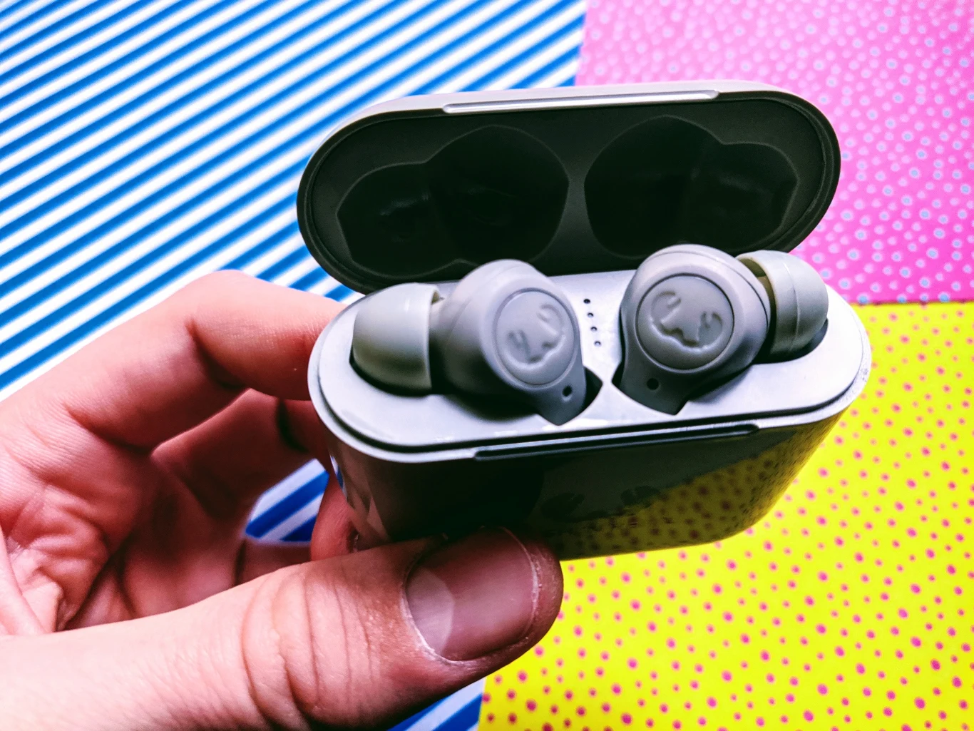 Doba. Na tyle godzin słuchania muzyki bez konieczności szukania gniazdka pozwala jedno naładowanie etui. To pierwsza z liczb, którą może pochwalić się model Twins Tip. Słuchawki są w stanie działać przez około cztery godziny, co jest bardziej niż przyzwoitym wynikiem. Zwłaszcza że inżynierom w ultralekkich "pchełkach" udało się zmieścić nie tylko imponująco małe i wydajne akumulatory, ale także przetworniki, dzięki którym docierający do naszych uszu dźwięk jest naprawdę wysokiej jakości. Doba. Na tyle godzin słuchania muzyki bez konieczności szukania gniazdka pozwala jedno naładowanie etui. To pierwsza z liczb, którą może pochwalić się model Twins Tip. Słuchawki są w stanie działać przez około cztery godziny, co jest bardziej niż przyzwoitym wynikiem. Zwłaszcza że inżynierom w ultralekkich "pchełkach" udało się zmieścić nie tylko imponująco małe i wydajne akumulatory, ale także przetworniki, dzięki którym docierający do naszych uszu dźwięk jest naprawdę wysokiej jakości.