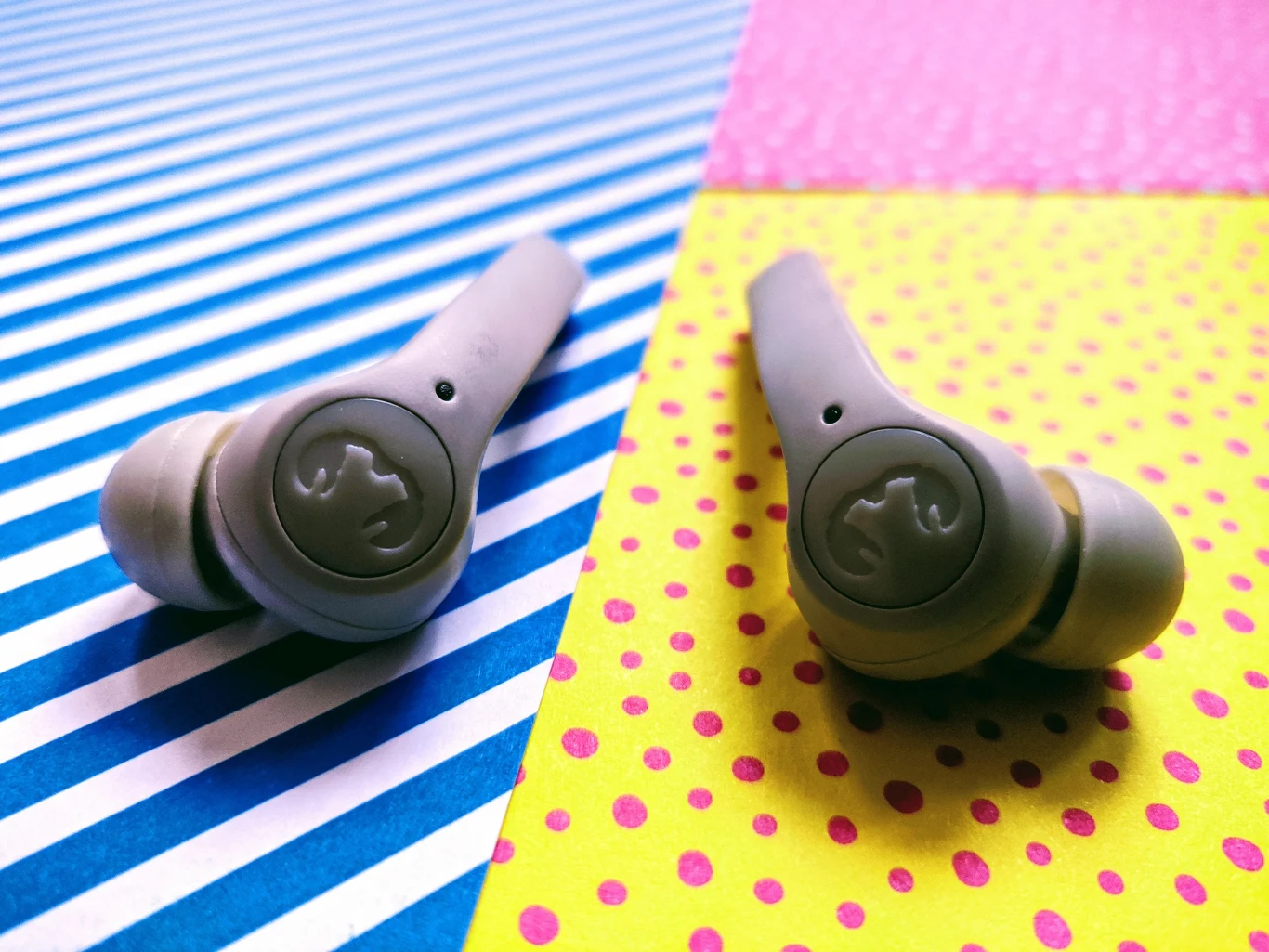 Na całe szczęście nie dotyczy to procesu parowania gadżetu z telefonem i jego późniejszego używania. W czasie testów słuchawki ani razu nie zerwały połączenia. Nie doświadczyłem też opóźnień w przesyłaniu dźwięku (oglądanie YouTube'a mając je na uszach to sama przyjemność). Aspekt, do którego jednak muszę się przyczepić to obsługa słuchawek za pomocą dotyku. Dwa "tapnięcia" w prawą słuchawkę zatrzymają lub wznowią odtwarzanie. Podobne potraktowanie lewej słuchawki powinno aktywować asystenta głosowego. Na papierze, ten sposób sterowania jest prosty i intuicyjny. W praktyce były momenty, w których sprzęt nie chciał reagować na moje stuknięcia. Dotyczyło to zwłaszcza lewej słuchawki. Na dziesięć prób aktywowania asystenta Google udała mi się ta sztuka tylko cztery raz. Na szczęście prawej poszło o wiele lepiej - tutaj aż osiem na dziesięć razy słuchawka zrobiła dokładnie to, o co ją poprosiłem. Na całe szczęście nie dotyczy to procesu parowania gadżetu z telefonem i jego późniejszego używania. W czasie testów słuchawki ani razu nie zerwały połączenia. Nie doświadczyłem też opóźnień w przesyłaniu dźwięku (oglądanie YouTube'a mając je na uszach to sama przyjemność). Aspekt, do którego jednak muszę się przyczepić to obsługa słuchawek za pomocą dotyku. Dwa "tapnięcia" w prawą słuchawkę zatrzymają lub wznowią odtwarzanie. Podobne potraktowanie lewej słuchawki powinno aktywować asystenta głosowego. Na papierze, ten sposób sterowania jest prosty i intuicyjny. W praktyce były momenty, w których sprzęt nie chciał reagować na moje stuknięcia. Dotyczyło to zwłaszcza lewej słuchawki. Na dziesięć prób aktywowania asystenta Google udała mi się ta sztuka tylko cztery raz. Na szczęście prawej poszło o wiele lepiej - tutaj aż osiem na dziesięć razy słuchawka zrobiła dokładnie to, o co ją poprosiłem.