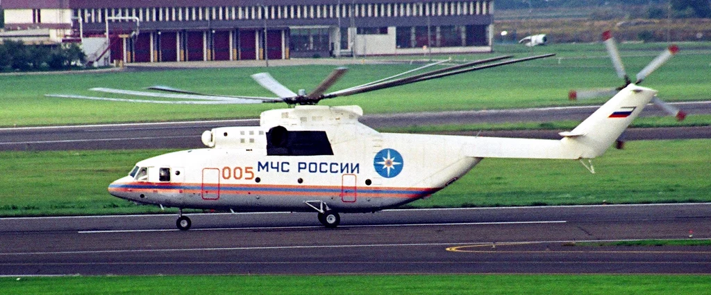 Ratowniczy mi-26 w barwach rosyjskiego Ministerstwa ds Sytuacji Nadzwyczajnych rozpędzający się na pasie startowym lotniska Okęcie w 2004 roku