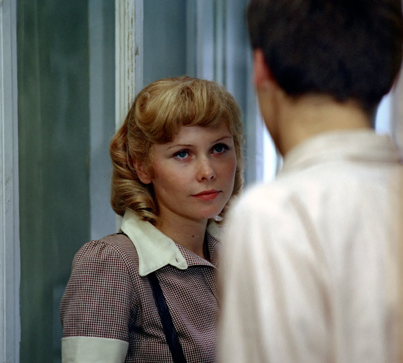 Aktorską karierę Ewa Błaszczyk zaczęła od występów na srebrnym ekranie (debiut w 1977 roku w serialu "Polskie drogi", potem także epizod w "07 zgłoś się"), jednak pierwszą główną rolę zagrała w telewizyjnym filmie Janusza Morgensterna "Godzina W" (1979).
Najwybitniejszą rolą w aktorskiej karierze Ewy Błaszczyk pozostaje kreacja w więziennym dramacie Wiesława Saniewskiego "Nadzór" (1985). Aktorka zagrała w nim Klarę Małosz, która otrzymała dożywocie za udział w aferze gospodarczej. Wkrótce okazuje się, że kobieta jest w ciąży. Po kilku nieudanych próbach poronienia decyduje się na urodzenie dziecka...
Rola w "Nadzorze" przyniosła Błaszczyk nagrodę dla najlepszej aktorki na Festiwalu Filmowym w Gdańsku (1986).
Na zdjęciu: Ewa Błaszczyk w filmie "Godzina W" Aktorską karierę Ewa Błaszczyk zaczęła od występów na srebrnym ekranie (debiut w 1977 roku w serialu "Polskie drogi", potem także epizod w "07 zgłoś się"), jednak pierwszą główną rolę zagrała w telewizyjnym filmie Janusza Morgensterna "Godzina W" (1979).
Najwybitniejszą rolą w aktorskiej karierze Ewy Błaszczyk pozostaje kreacja w więziennym dramacie Wiesława Saniewskiego "Nadzór" (1985). Aktorka zagrała w nim Klarę Małosz, która otrzymała dożywocie za udział w aferze gospodarczej. Wkrótce okazuje się, że kobieta jest w ciąży. Po kilku nieudanych próbach poronienia decyduje się na urodzenie dziecka...
Rola w "Nadzorze" przyniosła Błaszczyk nagrodę dla najlepszej aktorki na Festiwalu Filmowym w Gdańsku (1986).
Na zdjęciu: Ewa Błaszczyk w filmie "Godzina W"