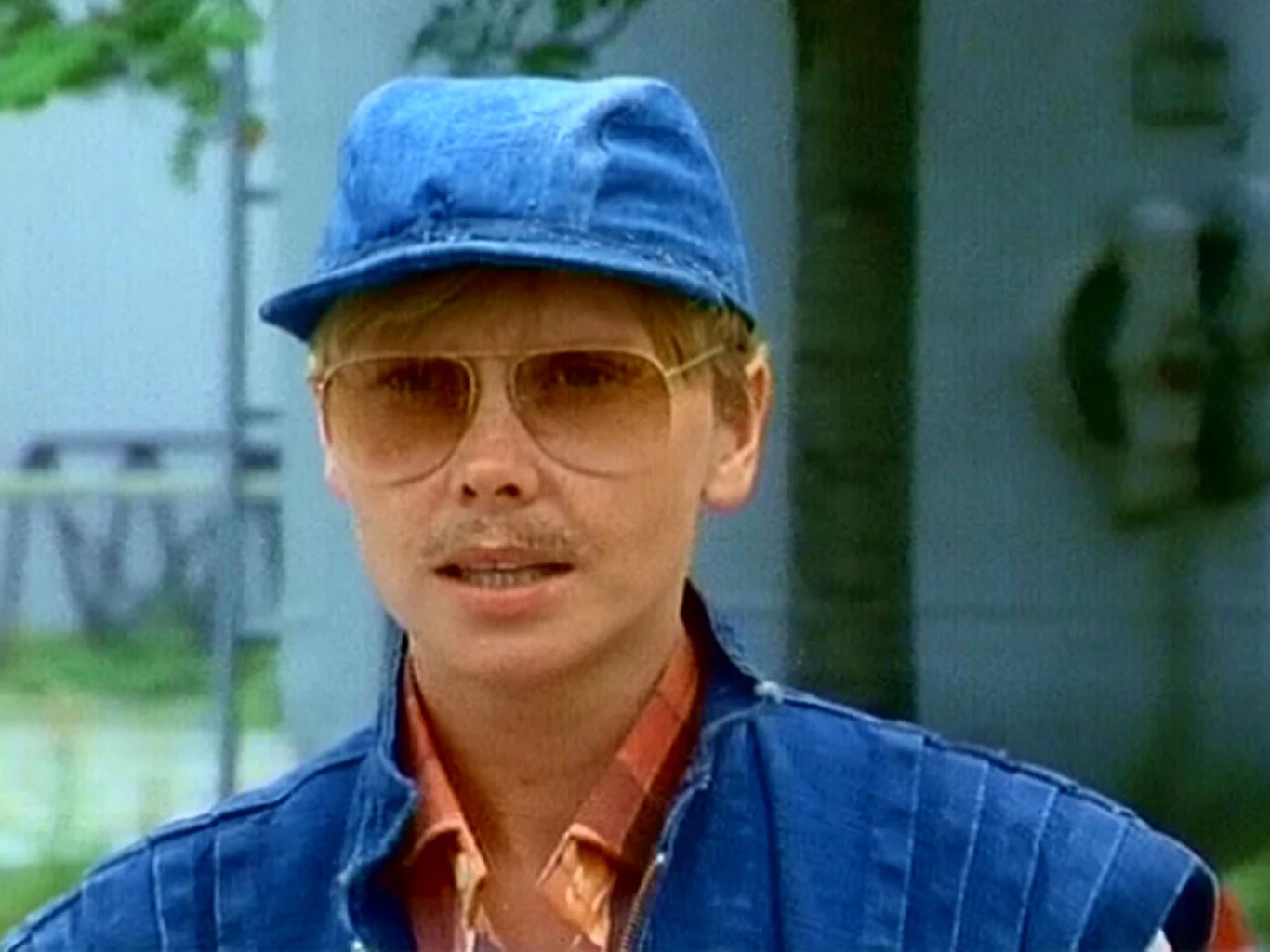 Popularność przyniosła Ewie Błaszczyk rola Kasi w serialu "Zmiennicy".
"Cała zasługa w rękach Staszka Barei, bo to on sprawił, że serial miał ulotny czar, o jaki dzisiaj coraz trudniej. Bareja robił dokumenty epoki. Nie były to tylko komedie do śmiania się, lecz właśnie to, co nazywam zapisem epoki. I te zapisy z perspektywy czasu zyskują na wartości. Upływ lat je weryfikuje, coraz bardziej je doceniamy" - aktorka mówiła w 2012 roku w rozmowie z "Tele Tygodniem".
"Mojej roli w 'Zmiennikach' jednak bym nie przeceniała" - dodała Błaszczyk. "Ja po prostu przesuwam się po ekranie i jestem młoda. Kasia to postać trochę jakby z komedii dell'arte".
Na zdjęciu: Ewa Błaszczyk w serialu "Zmiennicy" Popularność przyniosła Ewie Błaszczyk rola Kasi w serialu "Zmiennicy".
"Cała zasługa w rękach Staszka Barei, bo to on sprawił, że serial miał ulotny czar, o jaki dzisiaj coraz trudniej. Bareja robił dokumenty epoki. Nie były to tylko komedie do śmiania się, lecz właśnie to, co nazywam zapisem epoki. I te zapisy z perspektywy czasu zyskują na wartości. Upływ lat je weryfikuje, coraz bardziej je doceniamy" - aktorka mówiła w 2012 roku w rozmowie z "Tele Tygodniem".
"Mojej roli w 'Zmiennikach' jednak bym nie przeceniała" - dodała Błaszczyk. "Ja po prostu przesuwam się po ekranie i jestem młoda. Kasia to postać trochę jakby z komedii dell'arte".
Na zdjęciu: Ewa Błaszczyk w serialu "Zmiennicy"