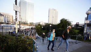 Przechodnie w Warszawie w czasie epidemii koronawirusa, zdjęcie ilustracyjne