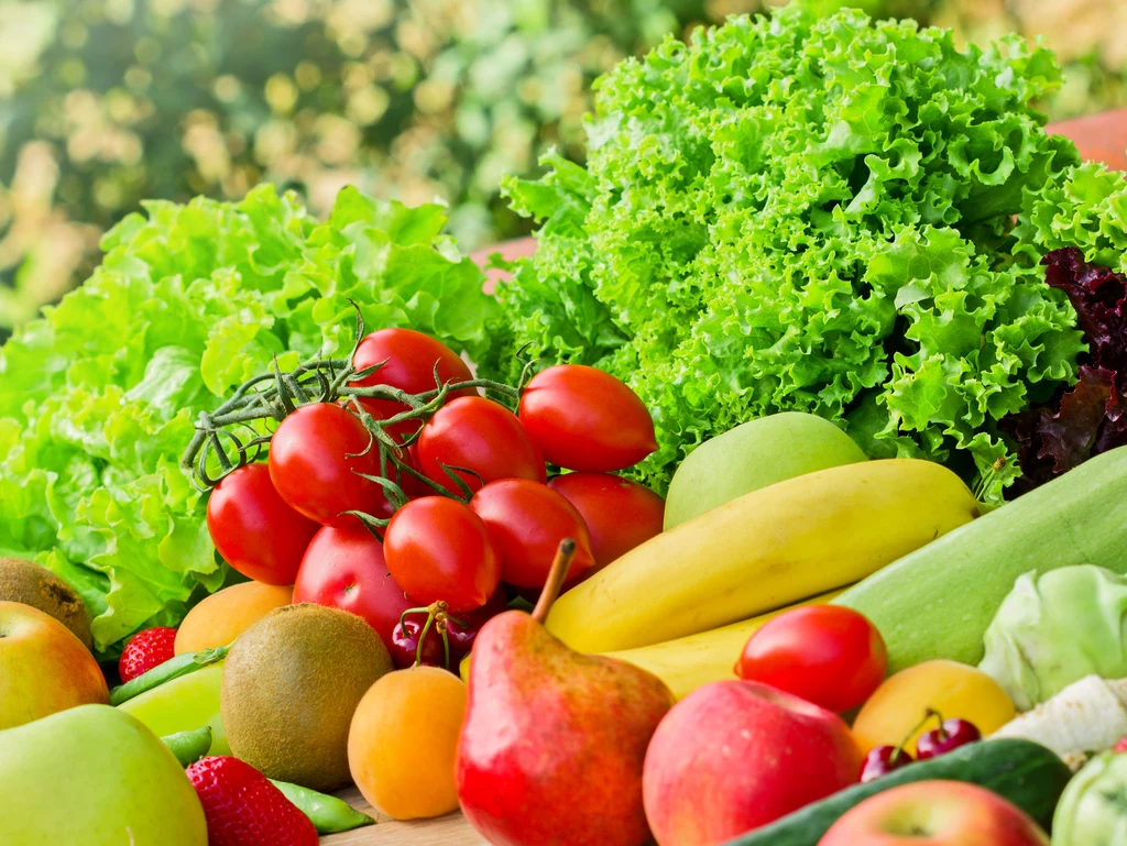 Aby zapewnić organizmowi różnorodne, niezbędne fitoskładniki, warto spożywać owoce, warzywa i soki ze wszystkich pięciu grup kolorystycznych