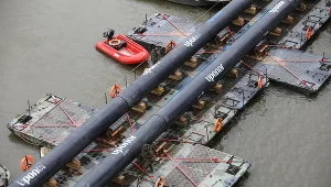Tymczasowa przeprawa pontonowa, za pomocą której transportowane są nieczystości do oczyszczalni ścieków "Czajka"