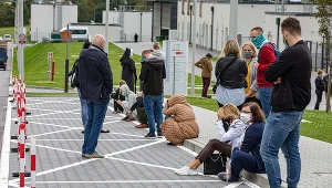 Kraków: Kolejka do wykonania wymazów na koronawirusa w Szpitalu Uniwersyteckim