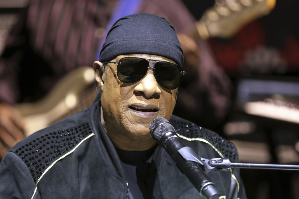 Niektórzy twierdzą, że Stevie Wonder nie jest niewidomy