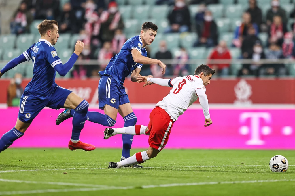 Robert Lewandowski faulowany przez Ahmedhodżicia Robert Lewandowski faulowany przez Ahmedhodżicia