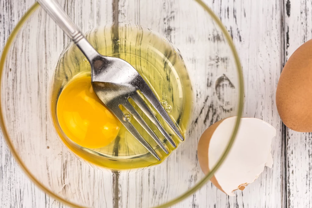 Oliwa z oliwek, miód oraz jajka to niezwykle odżywcze produkty o cudownych właściwościach. Przygotuj z nim mieszaninę, aż uformuje się jednolita pasta. Nakładaj następnie na każdy paznokieć, wykonując przy tym delikatny masaż. Pozostaw pastę na płytce paznokcia na pół godziny, następnie zmyj dokładnie wodą. Oliwa z oliwek, miód oraz jajka to niezwykle odżywcze produkty o cudownych właściwościach. Przygotuj z nim mieszaninę, aż uformuje się jednolita pasta. Nakładaj następnie na każdy paznokieć, wykonując przy tym delikatny masaż. Pozostaw pastę na płytce paznokcia na pół godziny, następnie zmyj dokładnie wodą.