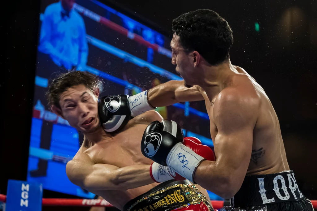 Teofimo Lopez (z prawej) słynie z potężnej siły w pięściach. Tu przekonał się o tym Masayoshi Nakatani Teofimo Lopez (z prawej) słynie z potężnej siły w pięściach. Tu przekonał się o tym Masayoshi Nakatani