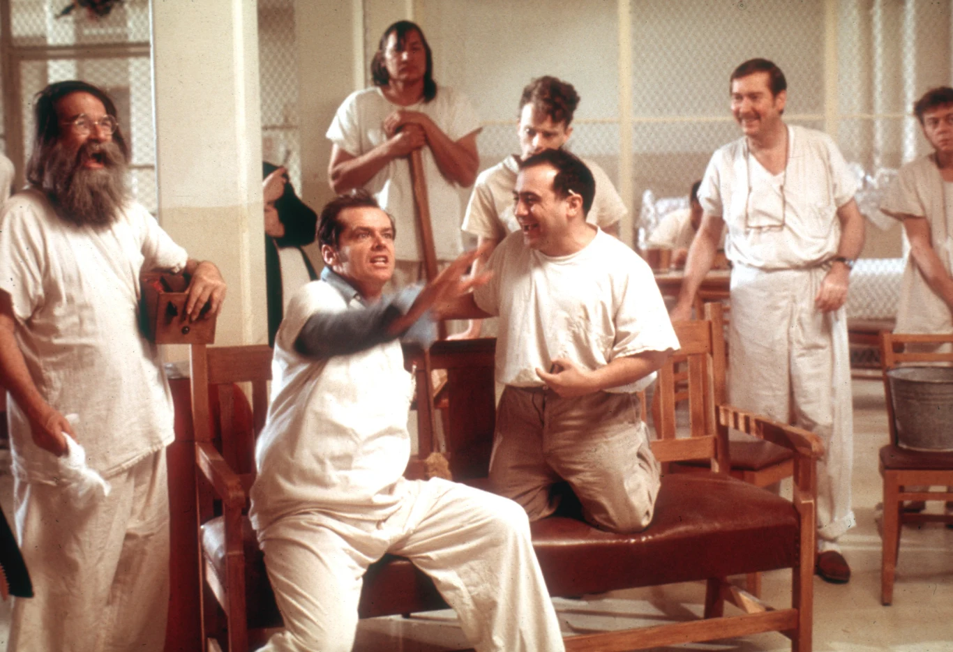 Geneza powstania filmu "Lot nad kukułczym gniazdem" sięga 1962 roku, kiedy wydana został książka autorstwa amerykańskiego powieściopisarza Kena Kesseya. Powieść z miejsca stała się przebojem, który wychwalany był zarówno przez krytyków jak i czytelników. Ogromna popularność powieści Kesseya przypieczętowana została jej broadwayowską adaptacją w reżyserii Dala Wassermana. Literackie bestsellery rzadko muszą długo czekać na filmowa adaptację i nie inaczej było w tym przypadku.