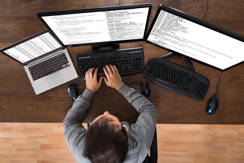 Informatycy chcą pracować na etatach. Docenili stablność zatrudnienia