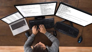 Informatycy chcą pracować na etatach. Docenili stablność zatrudnienia