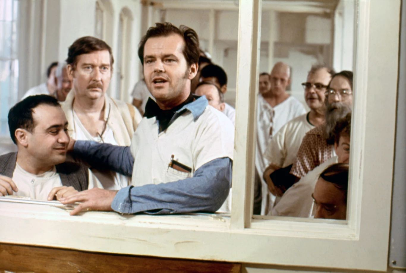 Jak widać nie tylko w sporcie, ale również w kinie praca zespołowa jest kluczem. Po latach Jack Nicholson wspominał pierwsze spotkanie z obsadą: "Usłyszałem, że nigdy nie miałem takiej miny, kiedy zobaczyłem wysiadającą z samolotu ekipę. Nigdy nie widziałem wcześniej DeVito, który wyglądał.... dosyć dziwnie na tym obrazku".

Z pewnością Nicholson nie żałuje spotkania z DeVito. Stworzył wraz z nim jeden z najbardziej pamiętnych filmów drugiej połowy XX wieku. Rocznica premiery tego arcydzieła może być zatem dobrą okazją, aby jeszcze raz "przelecieć nad kukułczym gniazdem".