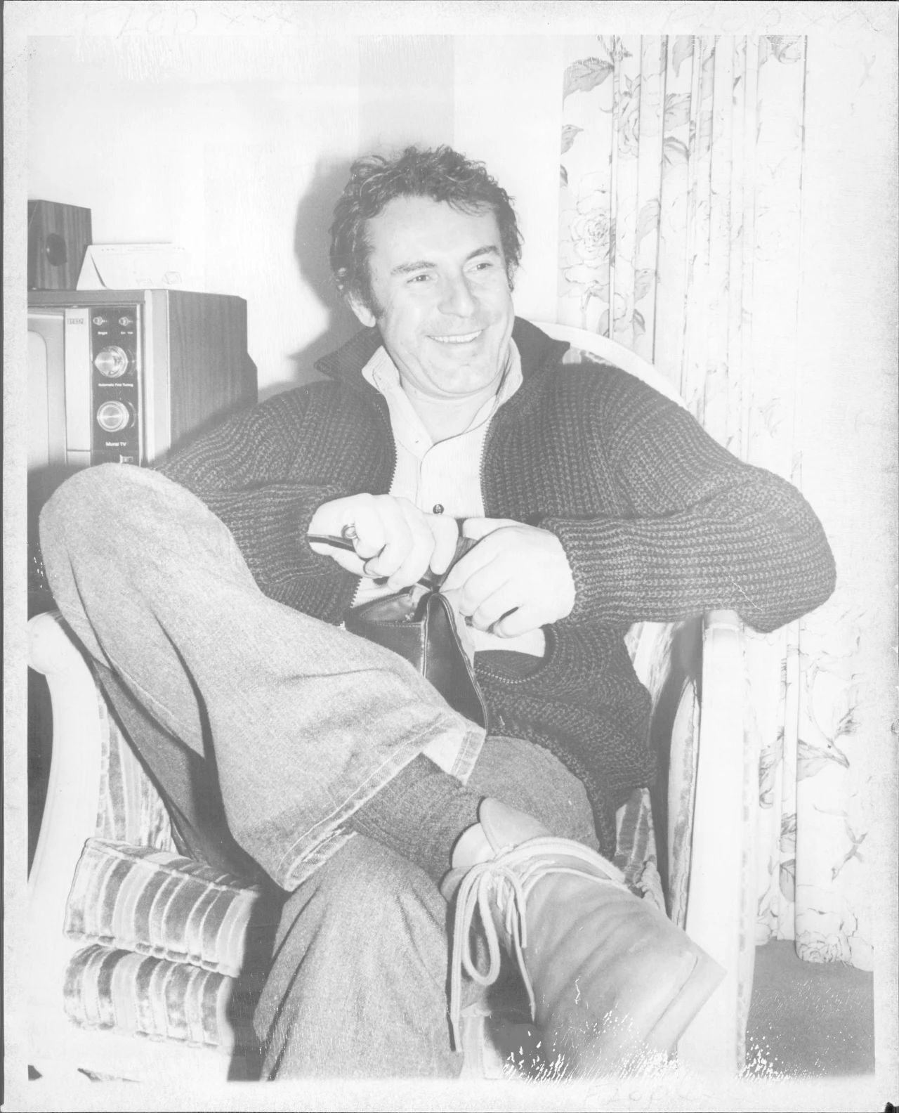 Jak zapewne wszyscy wiedzą, reżyserem "Lotu..." został Miloš Forman. Czeski filmowiec bezsprzecznie uważany jest dziś za jedną z legend kina, jednak nawet tak błyskotliwa kariera nie pozbawiona była poważnych "zakrętów". Forman po sporych sukcesach w Europie przeniósł się do Stanów Zjednoczonych, gdzie w 1971 roku zrobił swój pierwszy anglojęzyczny film - "Odlot". Historia opowiadająca o małżeństwie, które poszukuje zaginionej córki, została dobrze przyjęta przez amerykańską krytykę, ale nie odniosła finansowego sukcesu, co w Los Angeles uważa się za jeden z największych grzechów.

To właśnie w tym momencie kariera Formana przygasła. Dwa lata później pracował on jeszcze nad wspólnym projektem - "Wizja ośmiu" - zbiorze filmowych etiud, które przedstawiały poszczególne aspekty rywalizacji sportowych. Ten film również nie został przebojem.