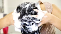 Żelatynę należy bardzo dokładnie rozpuścić w gorącej wodzie, tak aby nie pozostały żadne grudki. Następie umyj włosy i osusz je ręcznikiem, w międzyczasie żelatynowa papka nieco przestygnie. 