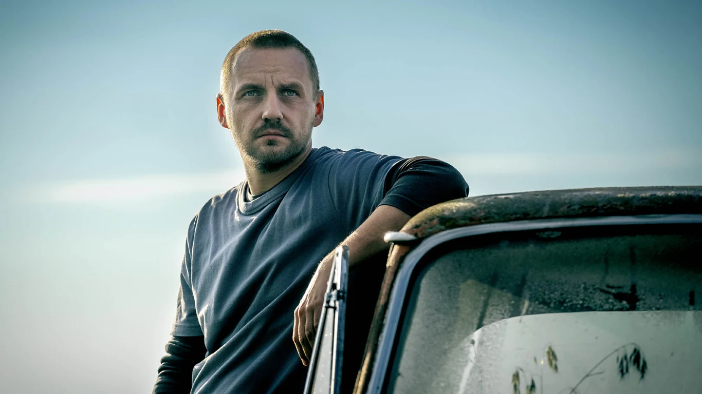 W filmie "Na chwilę, na zawsze" Paweł Domagała - popularny aktor i muzyk, którego płyty królują na listach sprzedaży, a teledyski na YouTube zebrały już ponad 200 mln odtworzeń, wciela się w byłego rockmana, który po skończonej karierze pomaga młodym ludziom na zakręcie życia.