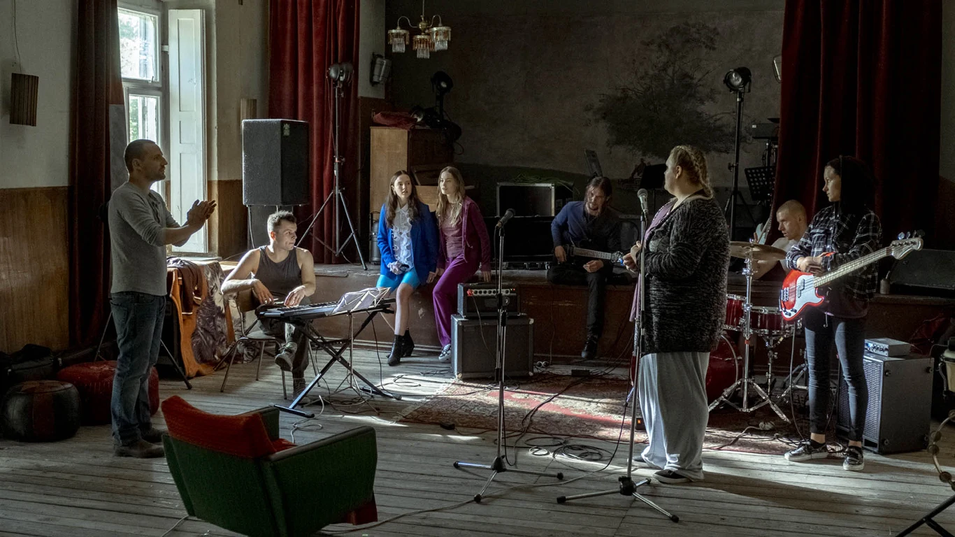 "Wzruszająca do łez historia oraz doskonała ścieżka dźwiękowa zawierająca autorskie piosenki Pawła Domagały oraz covery światowych przebojów - to odpowiedź na potrzeby polskiego widza, który szuka w kinie prawdziwych emocji" - mówią twórcy filmu. - "Kreacja aktorska młodej Martyny Byczkowskiej wnosi nową jakość, a jej postać - filmowa piosenkarka Pola zostanie na długo zapamiętana dzięki charyzmie aktorki i oryginalnym kostiumom autorstwa Zofii Komasy". 