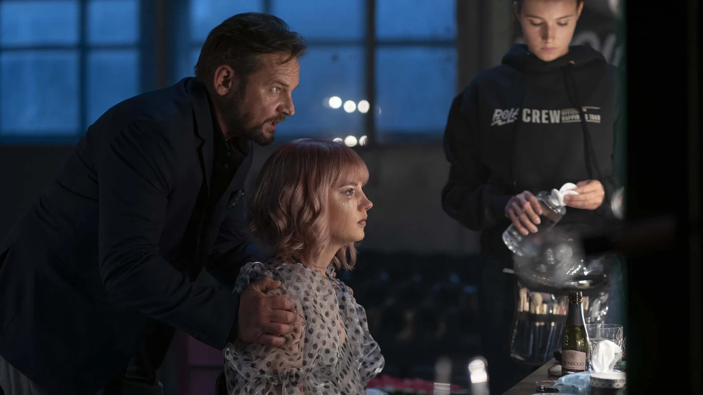 Film "Na chwilę, na zawsze" to przełom dla Pawła Domagały, który po raz pierwszy w karierze występuje w podwójnej roli: aktora i scenarzysty. Jest pomysłodawcą fabuły i współscenarzystą razem z Mirellą Zaradkiewicz i Magdaleną Wiśniewolską. Głównej parze aktorskiej na ekranie towarzyszą, m.in. Ireneusz Czop, Olaf Lubaszenko oraz Tomasz Włosok i Kinga Preis.