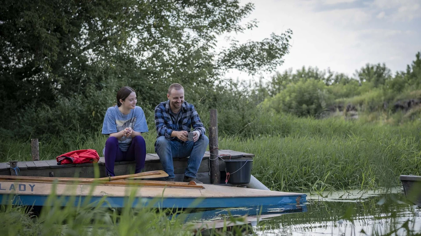 Wkrótce poznaje tam Borysa (Paweł Domagała) - charyzmatycznego instruktora, słynącego z niekonwencjonalnych metod pracy. On również był kiedyś popularnym muzykiem, ale wpadł w pułapki wczesnej sławy. Mimo początkowej nieufności, para zbliża się do siebie dzięki wspólnej muzycznej pasji. 
