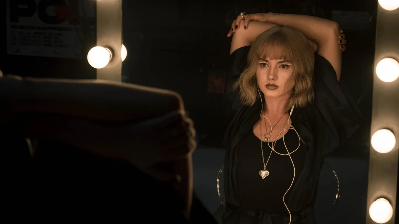 Niestety, na drodze rodzącego się uczucia stają skrywane tajemnice z przeszłości Borysa i wisząca na włosku kariera Poli. Czy dla dwójki osób, które tak wiele dzieli, jest szansa na szczęście i prawdziwą miłość?