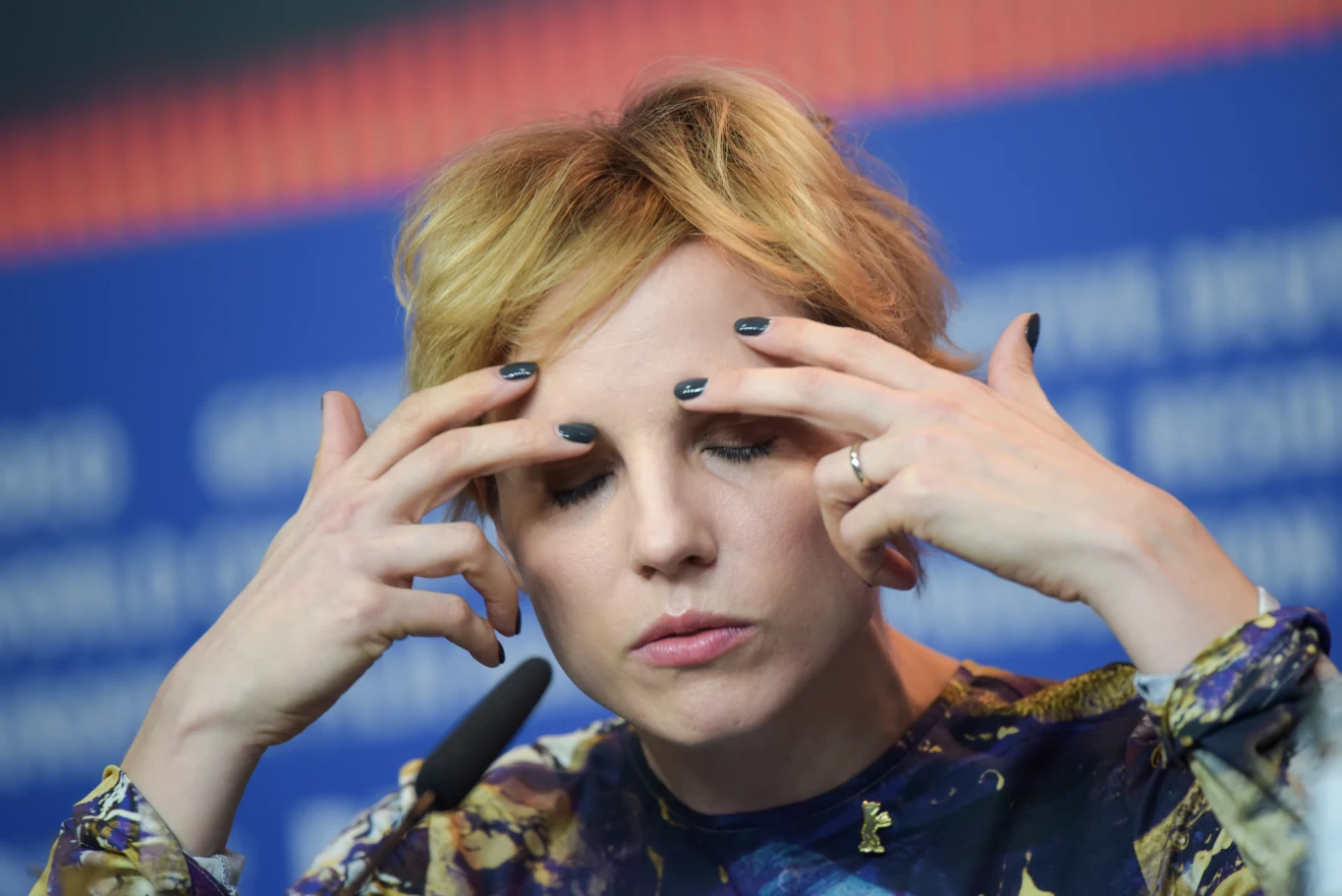 Julia Kijowska jest córką znanego reżysera Janusza Kijowskiego, autora takich filmów, jak "Kung-fu", "Stan strachu" czy "Kameleon" i siostrą operatora Jakuba Kijowskiego ("Fuga", "Płynące wieżowce", "Córki dancingu"). Nigdy jednak nie opowiada o rodzinie, nie powołuje się na nią, pracuje na własny rachunek, konsekwentnie idzie własną artystyczną drogą.

Na zdjęciu: Julia Kijowska na festiwalu w Berlinie