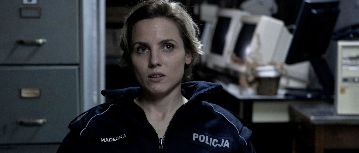 Julia Kijowska była jedyną kobietą wśród siedmiu policjantów, którzy są bohaterami filmu "Drogówka" Wojtka Smarzowskiego. Aktorka wcieliła się w posterunkową Marię Madecką. "Trudno mówić o pozycji i roli kobiety w świecie policjantów. Nie wiadomo, jak się w tym odnaleźć" - Kijowska opowiadała o spotkaniu z kinem Smarzowskiego. Aktorka spotkała się również ze Smarzowskim na planie filmu "Pod Mocnym Aniołem".

Na zdjęciu: Julia Kijowska w filmie Wojciecha Smarzowskiego "Drogówka"