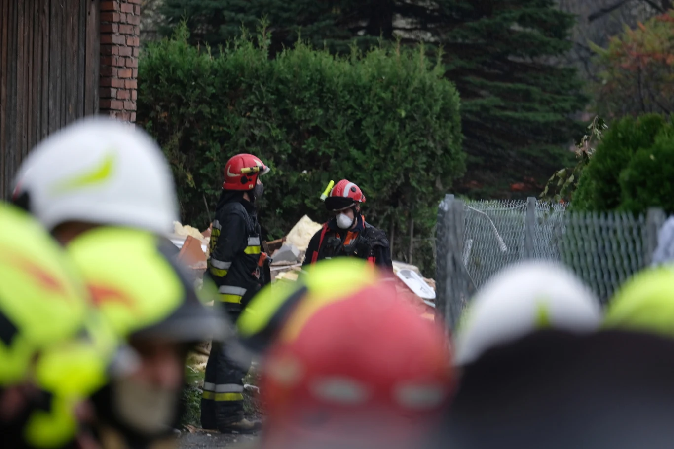 Rzecznik śląskiej straży pożarnej Aneta Gołębiowska poinformowała, że na miejscu działało 18 zastępów strażaków, w tym wyspecjalizowana grupa poszukiwawcza z Jastrzębia-Zdroju.