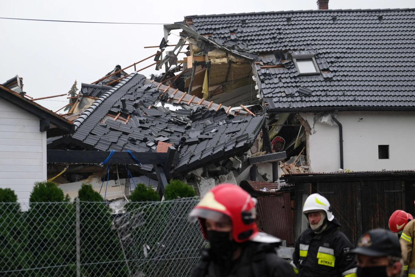 Pięcioro poszkodowanych w Kobiernicach zostało przewiezionych do szpitali. Dwóje dzieci w wieku trzech i pięciu lat, wraz z matką, trafili do bielskiego szpitala pediatrycznego. Szefowa placówki Ewa Bachta poinformowała, że są w dobrym stanie. Mają otarcia i są przerażone.
