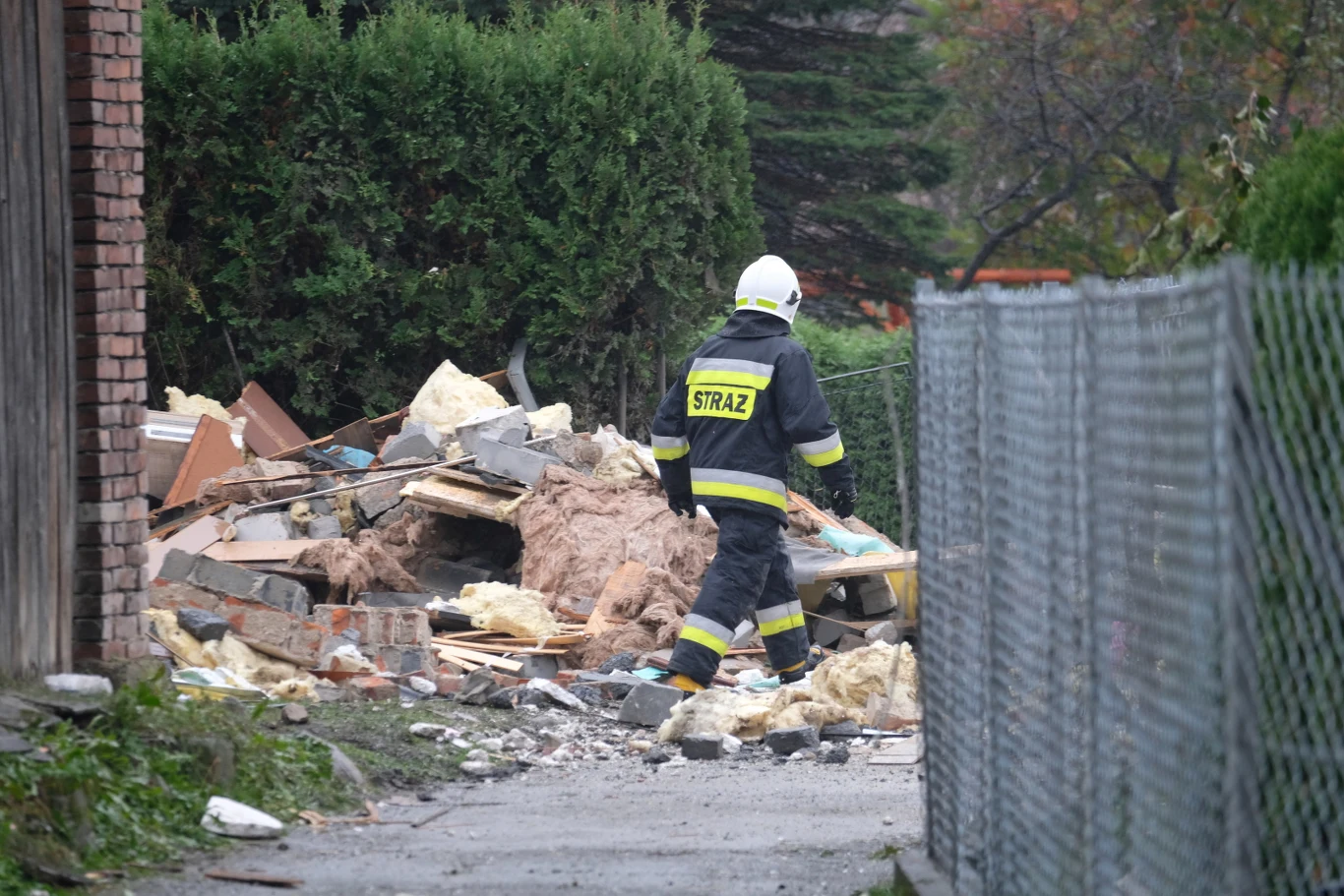 - W wyniku wybuchu gazu w Kobiernicach w gm. Porąbka w woj. śląskim został zniszczony dom jednorodzinny zamieszkiwany przez rodzinę strażaka. Ratownikom spod zawalonego domu udało się wydostać sześć osób, w tym dwójkę dzieci. Niestety, jedna kobieta zmarła na skutek odniesionych obrażeń - poinformowała Komenda Główna Państwowej Straży Pożarnej. 