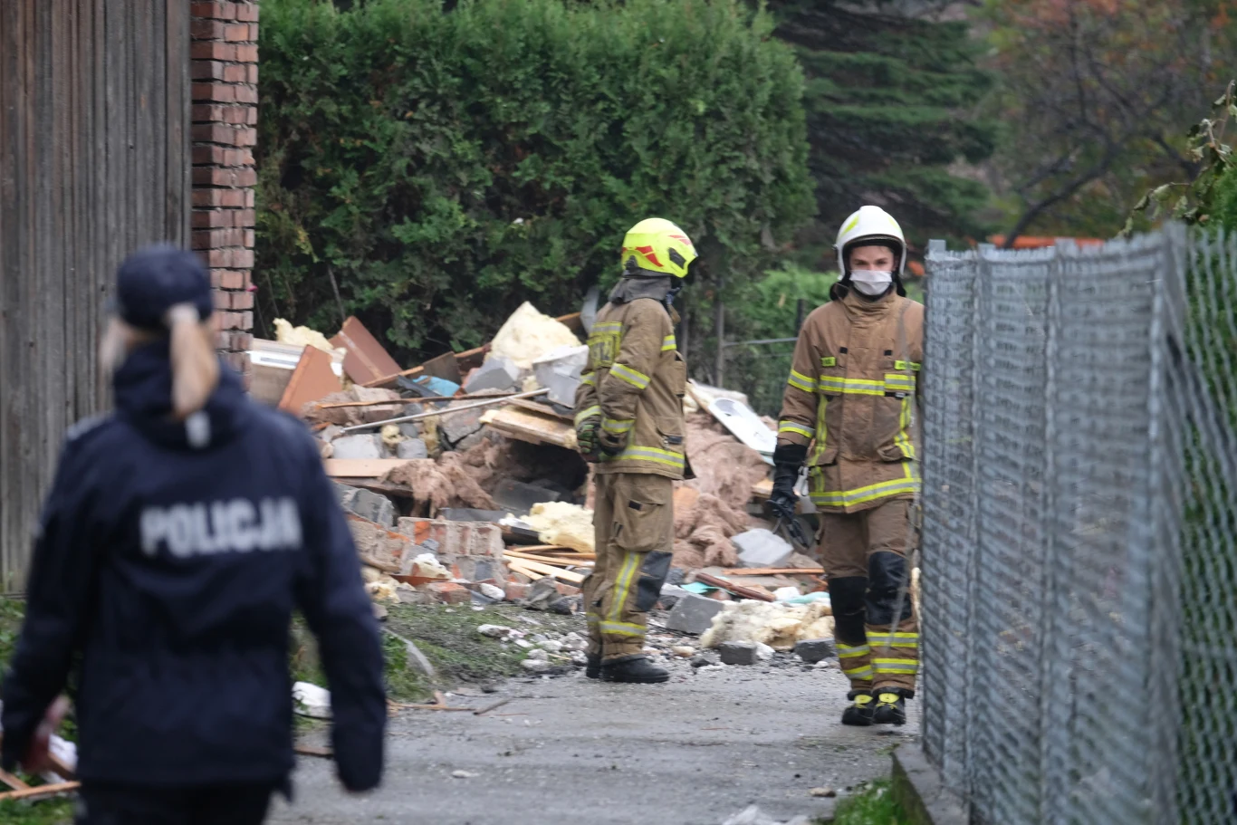Zniszczenia w budynku są ogromne. Zdaniem wójta Porąbki Pawła Zemanka widok przywołuje z pamięci tragiczne zdarzenia z grudnia ub.r., gdy po wybuchu gazu zawalił się dom w Szczyrku. Zginęło wówczas osiem osób.