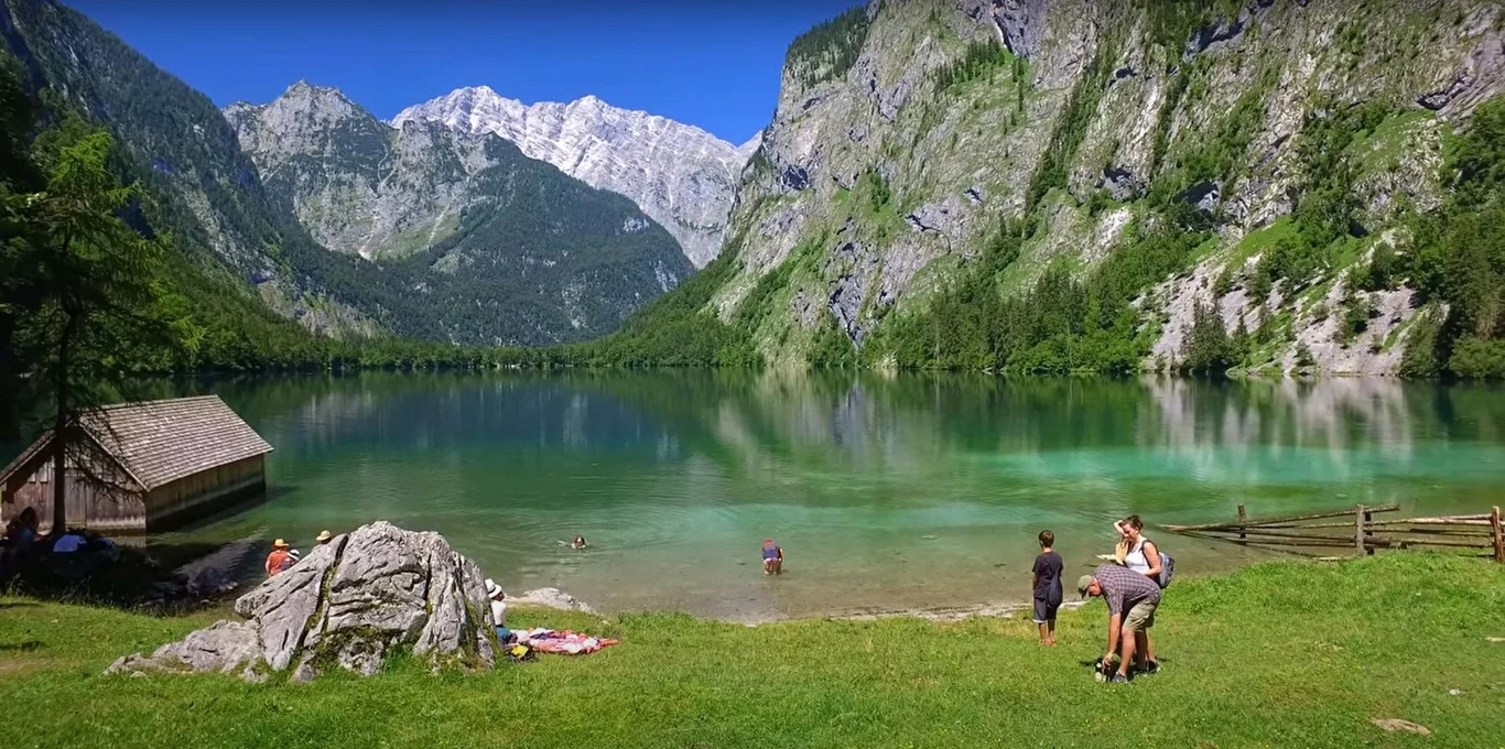 Prędzej czy później musiało to odbić się na przyrodzie. Odwiedzający regularnie niszczyli okoliczną roślinność, której utrzymanie jest głównym zadaniem parku narodowego. Jednego dnia nad Königsbachfall tłoczyło się nawet do 400 osób, robiących zdjęcia. Jego władze podjęły więc decyzję o zamknięciu dostępu do wodospadów.