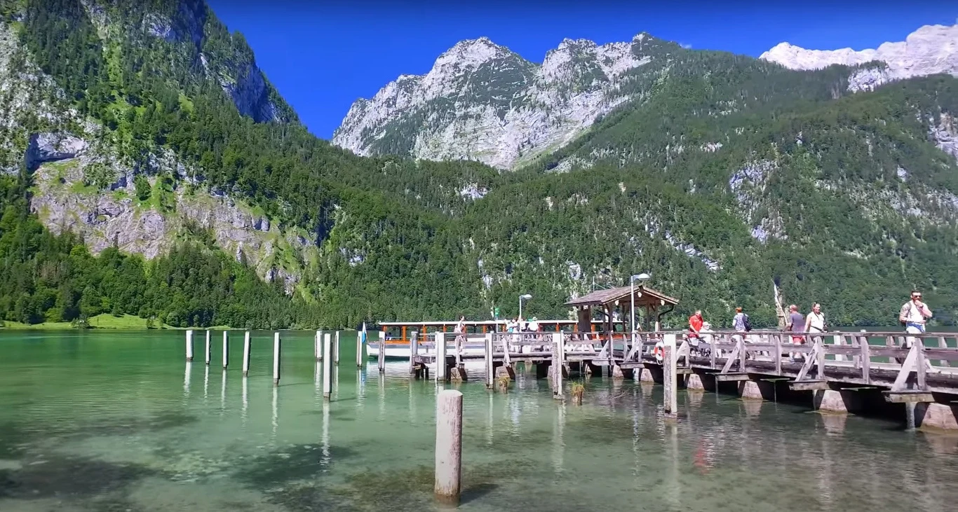 W ostatnim czasie miejsce to przeżyło istny nalot turystów, którzy z telefonami w rękach i dronami próbowali uchwycić jak najlepszy kadr do zdjęcia. Jakiś czas temu dostęp do punktu widokowego nad jeziorem Königssee był bardzo trudny. Wiodła tam bowiem jedynie wąska, niezbyt łatwa do pokonania ścieżka. Jednak internauci zaczęli wymieniać się informacjami na temat tego, jak najlepiej dostać się na górę i ostatecznie wydeptali cztery alternatywne szlaki. 