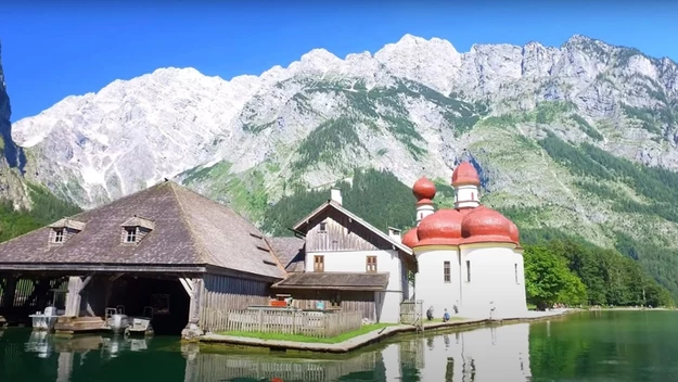 Park Narodowy Berchtesgaden w Bawarii przyciąga turystów malowniczymi widokami. Jedną z głównych jego atrakcji są górskie jeziora i wodospady Königsbachfall.