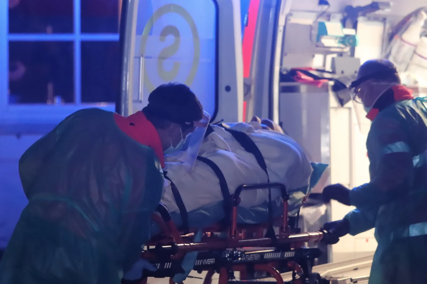 Na zdj. Roman Giertych zabierany do szpitala