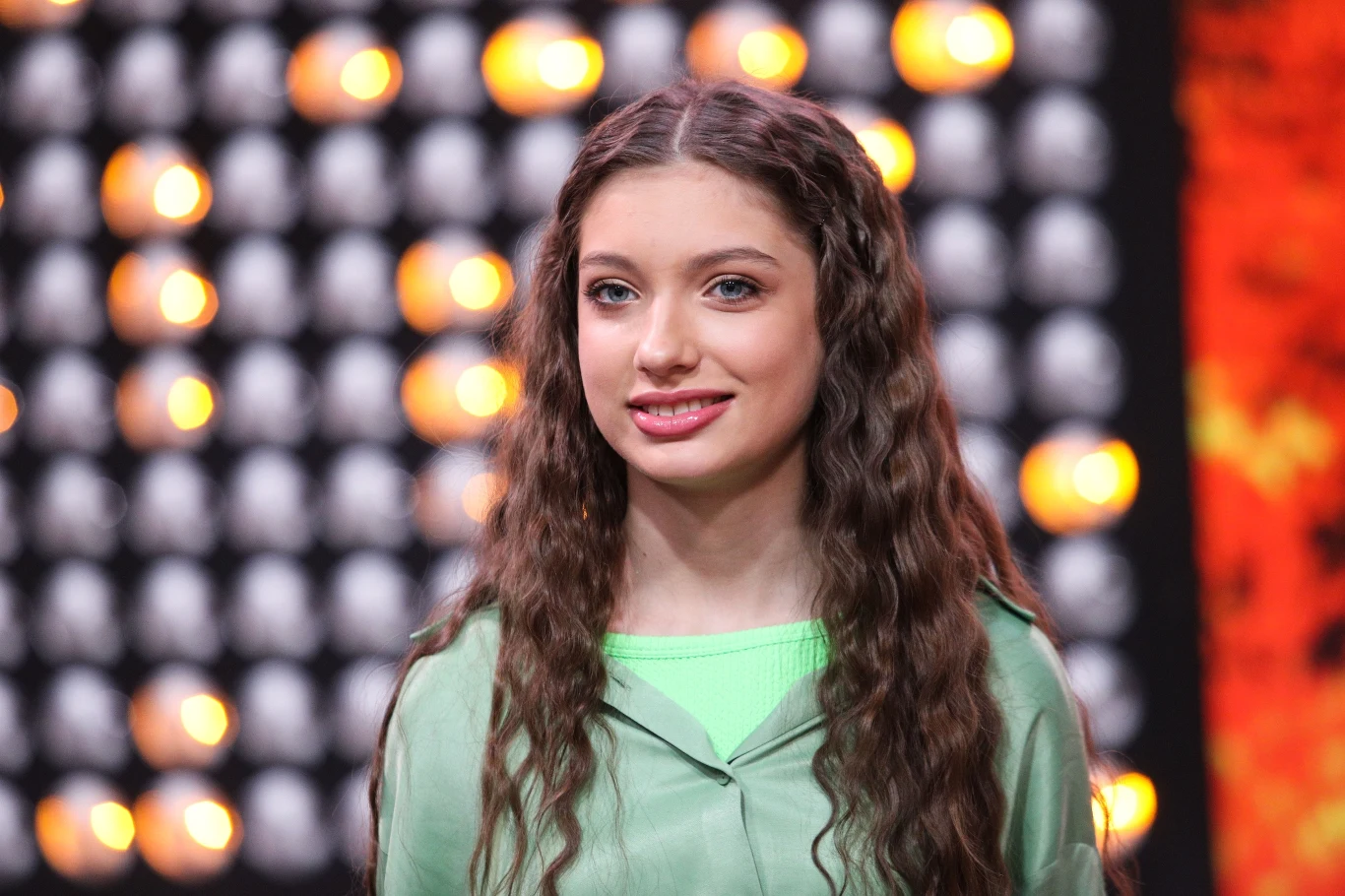 Widzowie mogli zobaczyć też Viki Gabor nowej fryzurze. Wokalistka zaprezentowała się w pofalowanych włosach.