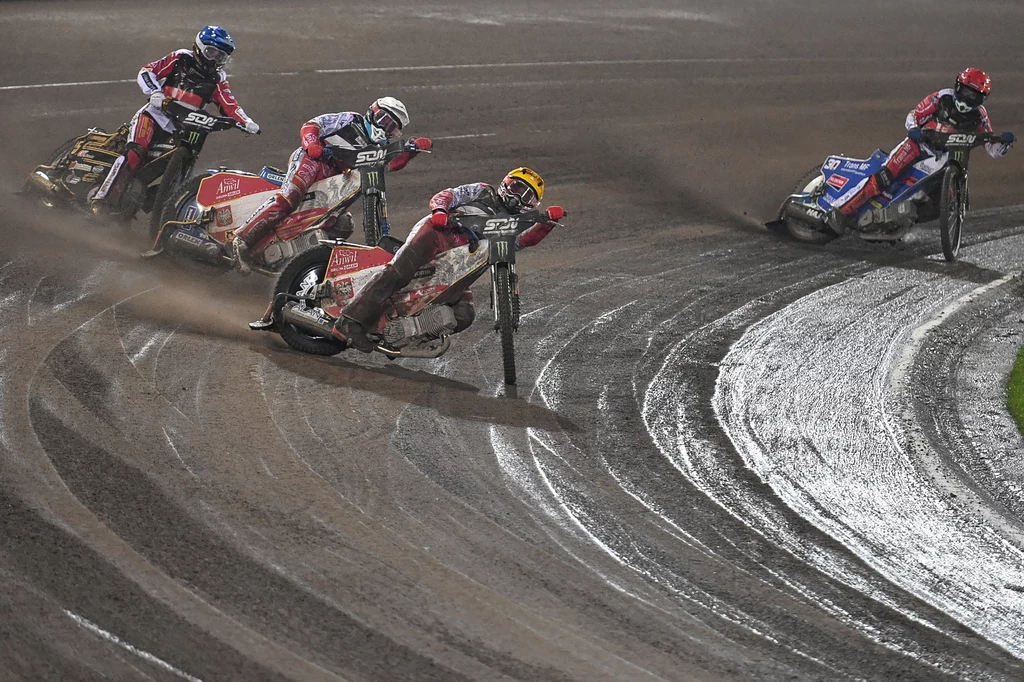 Duńczycy Leon Madsen (kask czerwony) i Anders Thomsen (niebieski) oraz Polacy Bartosz Zmarzlik (biały) i Szymon Woźniak (żółty) Duńczycy Leon Madsen (kask czerwony) i Anders Thomsen (niebieski) oraz Polacy Bartosz Zmarzlik (biały) i Szymon Woźniak (żółty)