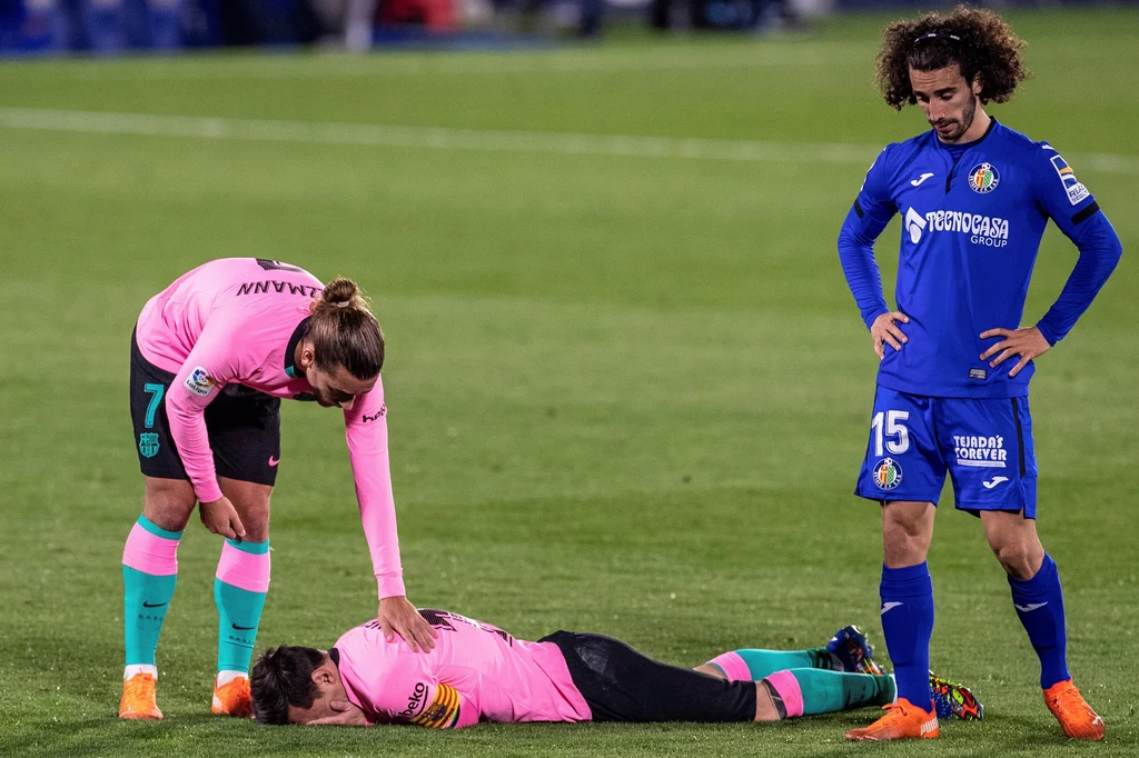 Od lewej: Antoine Griezmann, Lionel Messi oraz Marc Cucurella Od lewej: Antoine Griezmann, Lionel Messi oraz Marc Cucurella