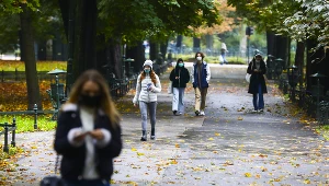 Przechodnie w maseczkach na krakowskich Plantach