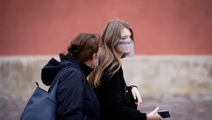 Od soboty jedynie używanie maseczek jest właściwym sposobem zasłaniania ust i nosa w przestrzeni publicznej