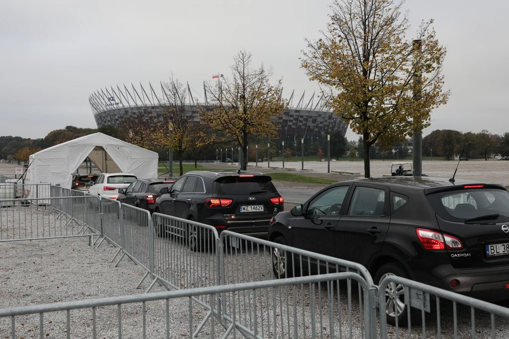 Mobilny punkt pobrań wymazów do testów na koronawirusa na błoniach PGE Stadionu Narodowego