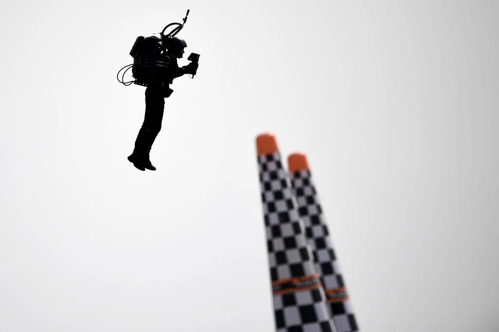 Przykładowy mężczyzna latający przy pomocy plecaka odrzutowego - zawody Red Bull Air Race World Championship. Przykładowy mężczyzna latający przy pomocy plecaka odrzutowego - zawody Red Bull Air Race World Championship.