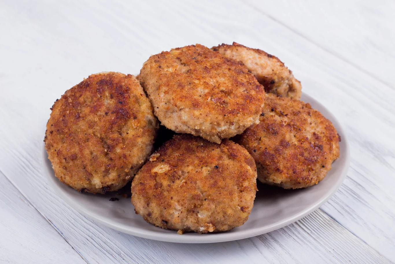 Jak zrobić chrupiące kotlety mielone? Wystarczy dodać do nich orzechy włoskie. Jak zrobić chrupiące kotlety mielone? Wystarczy dodać do nich orzechy włoskie.