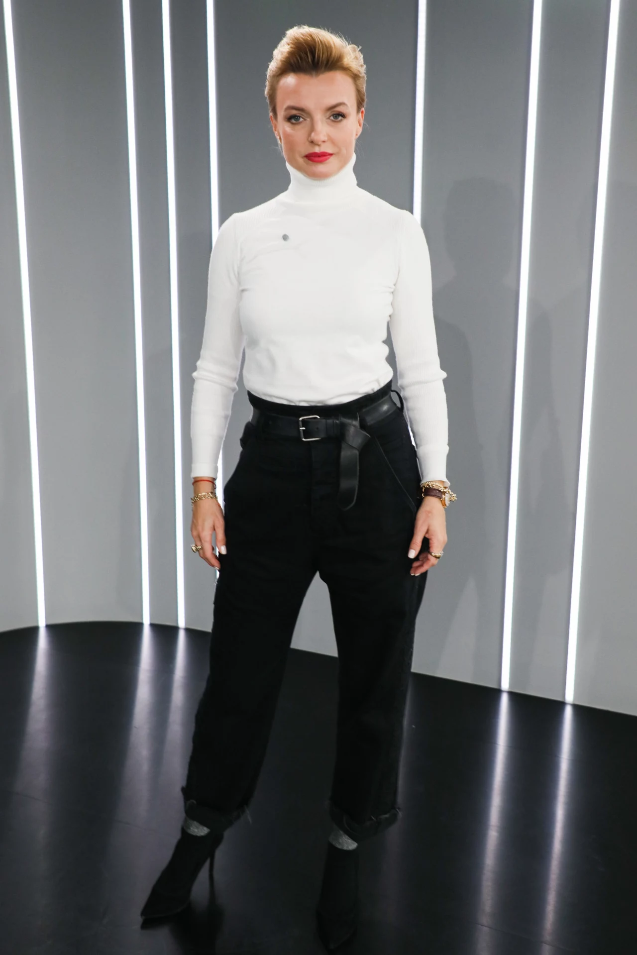Katarzyna Sokołowska Katarzyna Sokołowska to najpopularniejsza reżyserka pokazów mody w Polsce. Rozpoznawalność zyskała dzięki programowi „Top Model”. W trzecim sezonie show zastąpiła Karolinę Korwin-Piotrowską w roli jurora. Profesjonalizm, optymizm i wielkie serce Sokołowskiej przekonało do niej telewidzów. Popularnością cieszy się także na Instagramie, gdzie obserwuje ją 340 tysięcy użytkowników. Na swoim profilu publikuje zdjęcia z wczasów, dokumentuje kulisy pracy reżysera pokazów oraz chwali się modnymi kreacjami. Na jednej z fotografii pozuje w spodniach utility cargo z wysokim stanem i paskiem ze sporych rozmiarów klamrą. W połączeniu z białym golfem tworzą stylizację, która jest hitem jesieni. Charakteryzujące się militarnym krojem spodnie cargo sprawią, że każda kreacja nabierze wyrazistości. Katarzyna Sokołowska Katarzyna Sokołowska to najpopularniejsza reżyserka pokazów mody w Polsce. Rozpoznawalność zyskała dzięki programowi „Top Model”. W trzecim sezonie show zastąpiła Karolinę Korwin-Piotrowską w roli jurora. Profesjonalizm, optymizm i wielkie serce Sokołowskiej przekonało do niej telewidzów. Popularnością cieszy się także na Instagramie, gdzie obserwuje ją 340 tysięcy użytkowników. Na swoim profilu publikuje zdjęcia z wczasów, dokumentuje kulisy pracy reżysera pokazów oraz chwali się modnymi kreacjami. Na jednej z fotografii pozuje w spodniach utility cargo z wysokim stanem i paskiem ze sporych rozmiarów klamrą. W połączeniu z białym golfem tworzą stylizację, która jest hitem jesieni. Charakteryzujące się militarnym krojem spodnie cargo sprawią, że każda kreacja nabierze wyrazistości.