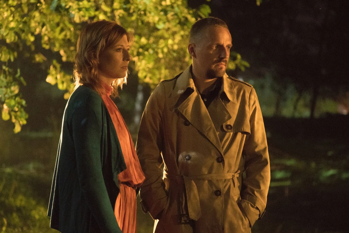 "W jak morderstwo" to trzymający w napięciu kryminał spod znaku Agaty Christie i komedia obyczajowa w jednym. Magda, która dawno porzuciła karierę na rzecz rodziny, mieszka w podwarszawskiej Podkowie Leśnej, Mieście-Ogrodzie. Pewnego wieczoru przypadkowo odkrywa w parku ciało zamordowanej kobiety. Denatka ma na szyi wisiorek w kształcie litery "W" - identyczny, jak ten należący do jej dawno zaginionej przyjaciółki, Weroniki. 