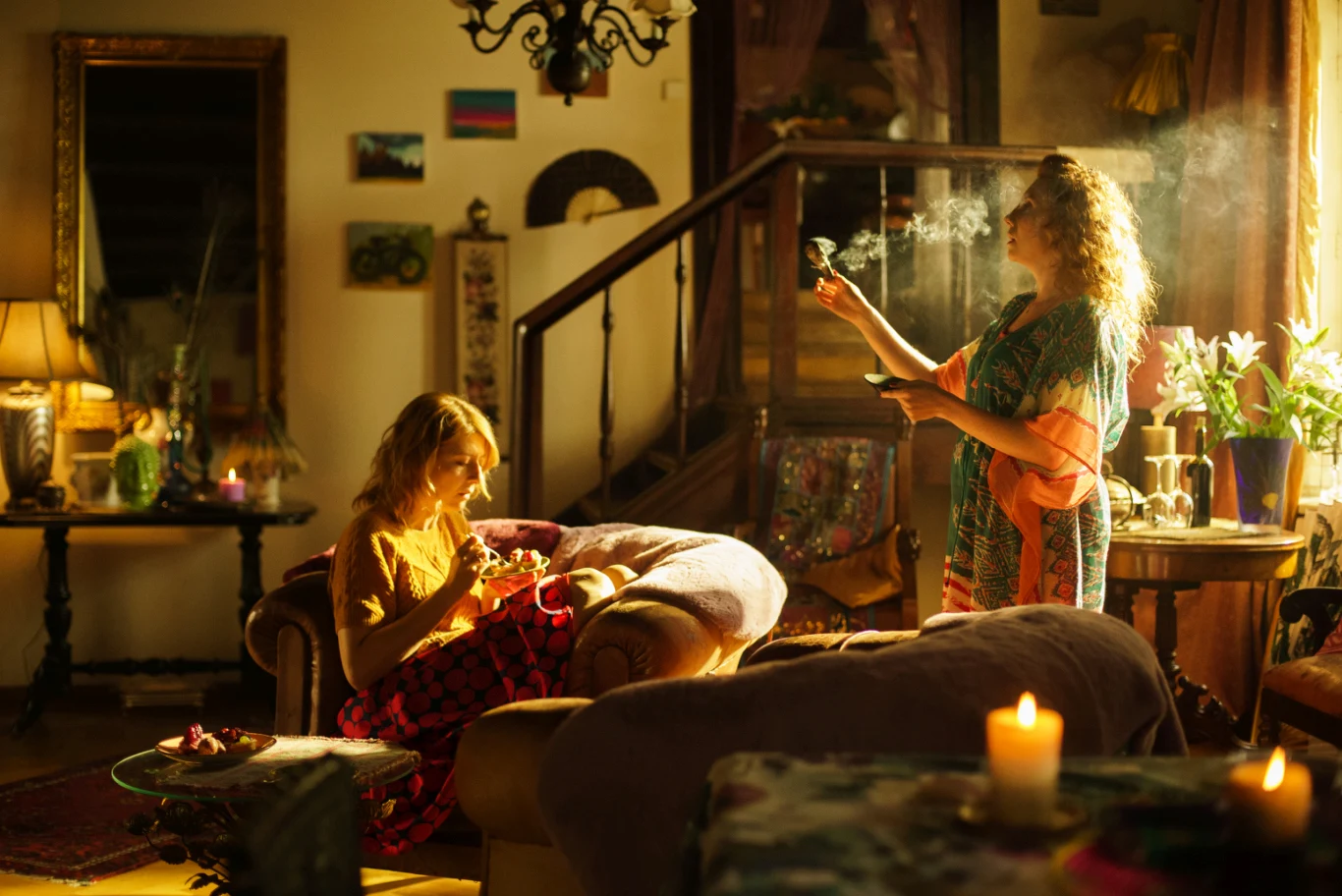 "Inspiracje te dotyczyło zarówno sposobu filmowania, jak i doboru kolorów, kostiumów czy obiektów zdjęciowych. Nie chcieliśmy 'odtwarzać' Hitchcocka, ale śladem mistrza, prowadzić inteligentną i fajną zabawę z widzem. Co ciekawe, filmy 'Hitcha', to nie tylko groza i napięcie, ale często poczucie humoru i spora dawka romansu. Również u nas, na osi kina kryminalnego, znajdziemy wiele humorystycznych scen przeplatanych wątkami z kina romantycznego" - dodaje reżyser i współscenarzysta.

Zdjęcia do filmu realizowane były w sierpniu i wrześniu w Podkowie Leśnej, ale również na Torze Wyścigów Konnych Służewiec w Warszawie.