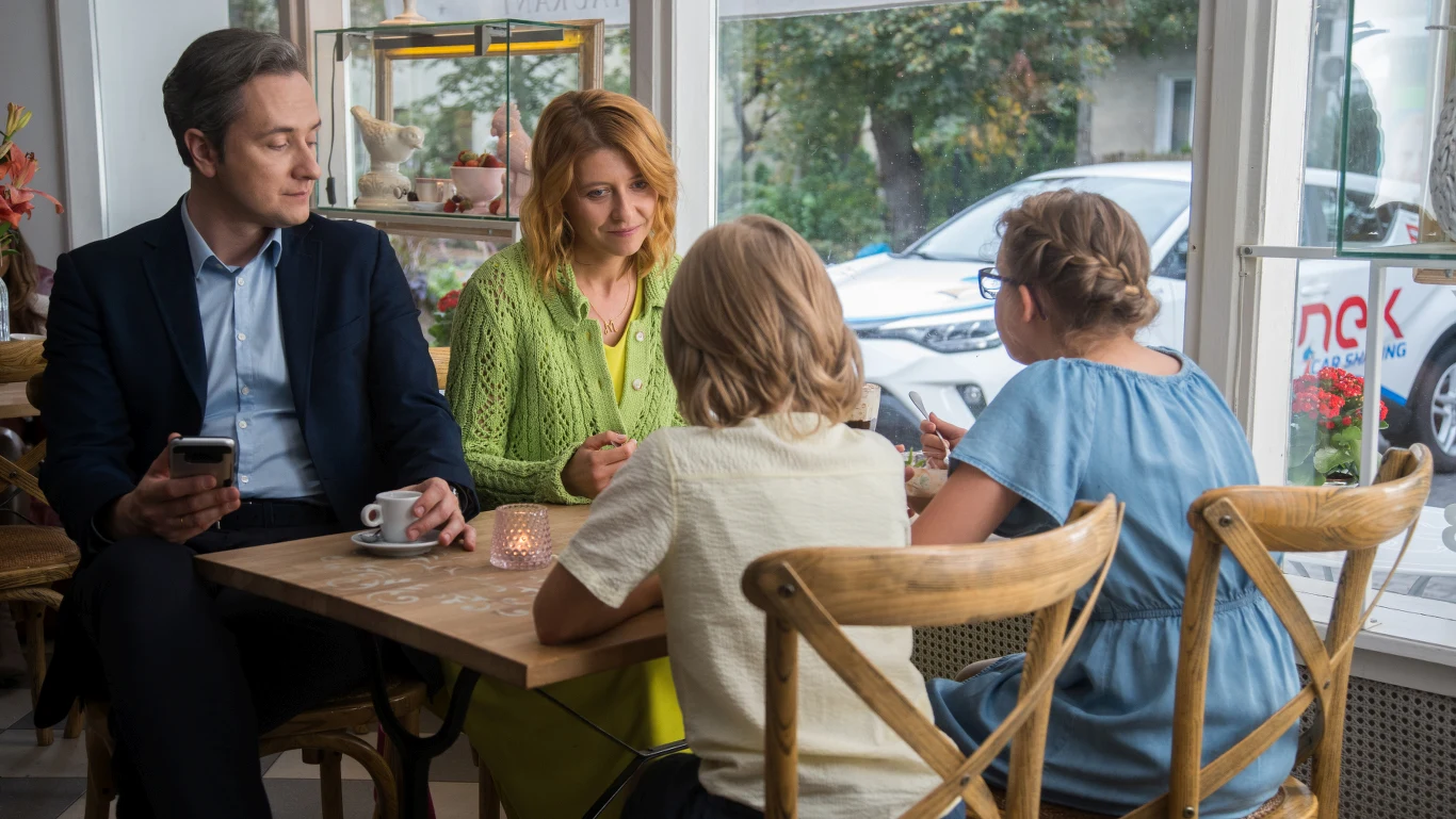 Piotr Mularuk już w "Yumie" garściami czerpał z popkultury i kanonu filmowego. Nie inaczej będzie w przypadku "W jak morderstwo". "Wierzę w autorskie kino komercyjne. Jak wiadomo, mistrzem takiego kina był Alfred Hitchcock. Tytuł książki Katarzyny Gacek, która byłą inspiracją do napisania scenariusza, od razu skierował mnie w tą stronę. 'W jak morderstwo' to odniesienie do słynnego filmu Hitchcocka 'M jak morderstwo' (Dial M for Murder). Zatem Hitchcock stał się nasza filmową inspiracją oraz drogowskazem przy opowiadaniu kryminalnej komedii dziejącej się w Podkowie Leśnej. Tygodniami pochłanialiśmy filmy mistrza w celu wyodrębnienia najbardziej charakterystycznych cech jego twórczości, które potem mogłyby się w spójny i atrakcyjny sposób znaleźć w naszym filmie" - opowiada reżyser.