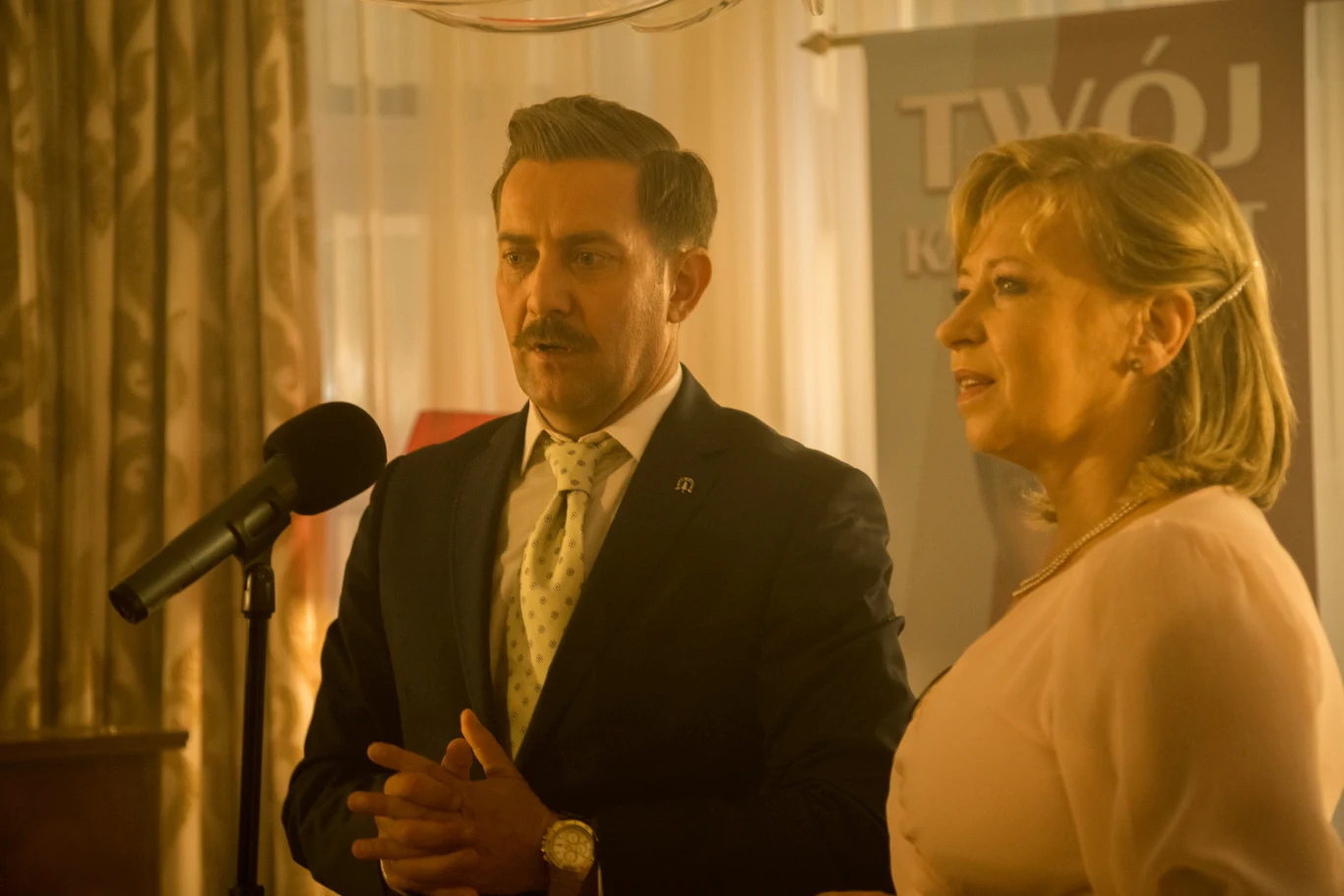 W tle morderstwa przewijają się znane nazwiska biznesmena i kandydata na senatora. Oficjalne śledztwo prowadzi komisarz Jacek Sikora, dawny przyjaciel Magdy, kiedyś w niej zakochany. Ponieważ do tej pory jego największym wyzwaniem byli złodzieje rowerów, trup w parku zdecydowanie go przerasta. Magda, nałogowa czytelniczka kryminałów, rozpoczyna własne dochodzenie. Na tropie mordercy i rozwikłania zagadki ich ścieżki przetną się wielokrotnie. Na horyzoncie pojawi się również przystojny lekarz weterynarii, z własnymi planami wobec zaniedbywanej przez męża Magdy, a sprawa tajemniczej śmierci wyciągnie na światło dzienne niejeden niewygodny sekret mieszkańców uroczego miasteczka.