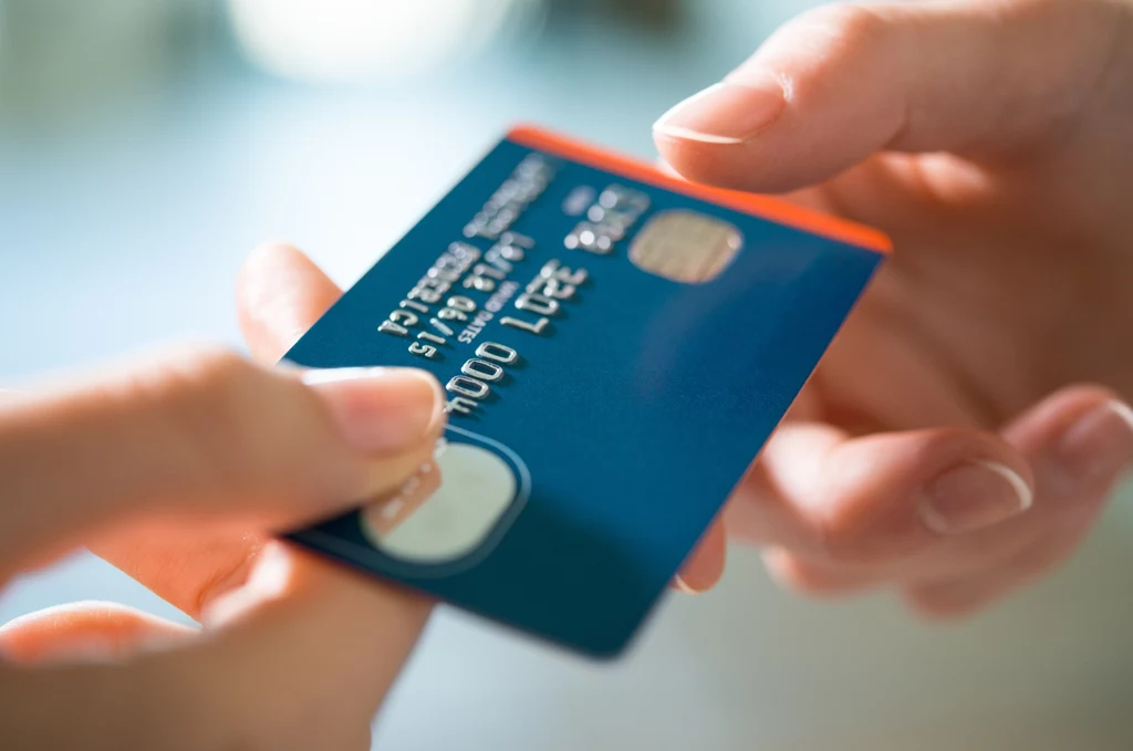 Wznowienie karty płatniczej w niektórych bankach jest darmowe